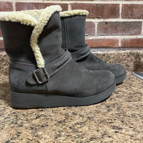 Gray suede white mountain boots, size 10. Beautiful barely worn. - Picture 2 of 5